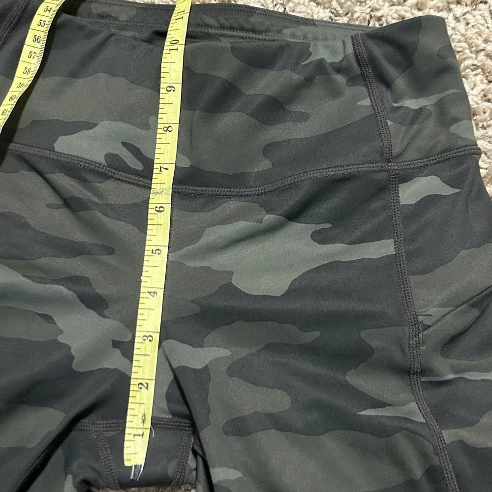 Athleta Green Camo‎ Contour Leggings Zip Phone Pockets 7/8 Sz XS
